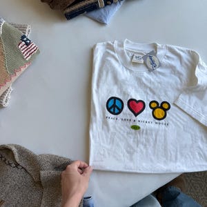 Vintage Graphic Peace Love and Mickey Mouse Disney Tee bild 10