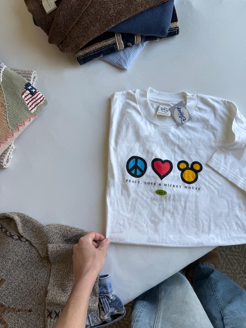 Vintage Graphic Peace Love and Mickey Mouse Disney Tee bild 10