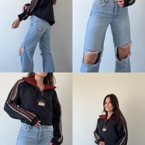 Puede incluir: Un su&eacute;ter gris oscuro con cuello rojo y mangas a rayas. El su&eacute;ter tiene cierre de cremallera de cuarto y un peque&ntilde;o parche en el pecho. La modelo lleva vaqueros rotos de color azul claro. Una adici&oacute;n elegante a cualquier armario.