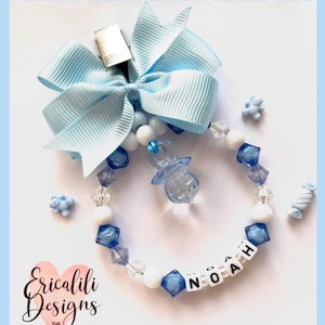 Clip personalizado para cochecito de bebé, chupete azul y blanco para niño. Regalo para baby shower o recién nacido. Accesorio para cochecito de bebé como recuerdo.