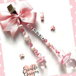Clip de amuleto para cochecito personalizado, chupete rosa y blanco para niña, regalo para baby shower, regalo para recién nacido, accesorio con clip para bolso de cochecito, recuerdo