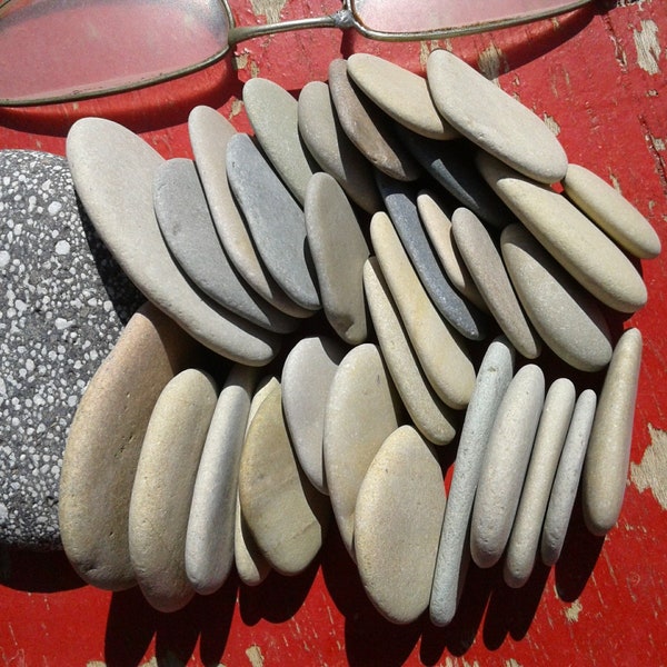 32 flat beach stones 0.8"- 1.8"[2-4.5cm]. Nice shapes and colors. Sea pebbles for various crafts, pebble art and jewelry making.
