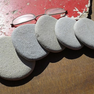 5 flat beach stones 2.8"- 3.2"[7-8cm]. Nice shapes and color. Natural sea pebbles for various crafts and decoration.