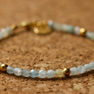 Aquamarijn stapelarmband||Helende kristallen sieraden|Delicate armband||Cadeau voor haar||Britse verkoper||Vergulde armband||Maart Geboortesteen