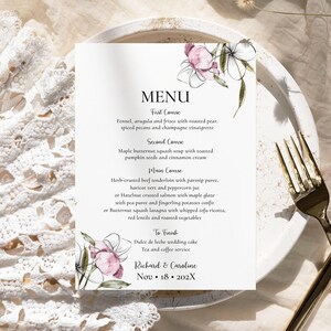 Plantilla de tarjeta de menú EDITABLE con diseño de magnolia de 5 x 7 pulgadas, menú floral de verano, cena, cóctel, primavera, tarjeta de menú con flores de magnolia moradas, 0034