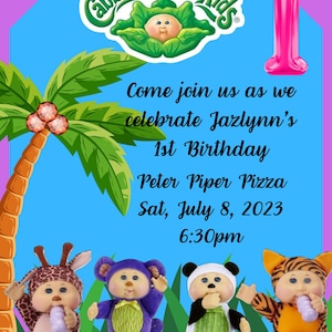 Puede incluir: Una invitación de cumpleaños para un primer cumpleaños con un logotipo de Cabbage Patch Kids, un globo rosa número uno y un tema de jungla con palmeras y cuatro muñecas Cabbage Patch Kids vestidas de animales. La invitación incluye el texto "Come join us as we celebrate Jazlynn's 1st Birthday", "Peter Piper Pizza", "Sat, July 8, 2023", y "6:30pm".