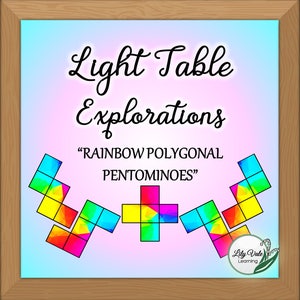 Può includere: Un'attività per tavolo luminoso con pentomini poligonali colorati. Il titolo "Light Table Explorations" è scritto in corsivo sopra l'immagine. Il testo "RAINBOW POLYGONAL PENTOMINOES" è scritto sotto l'immagine. L'immagine è incorniciata in una cornice di legno chiaro.
