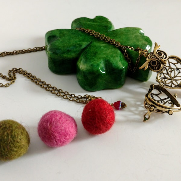 Owl Diffuser Necklace, Owl Locket, Gold Tone Essential Oil Diffuser with Reds and Green Felt, Aromatherapy Necklace, Jewelry Gift for Her