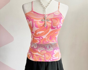 Regata vintage Y2K com estampa de borboleta, estilo retrô dos anos 2000, com um toque de fantasia e um toque lúdico. Tamanho pequeno.