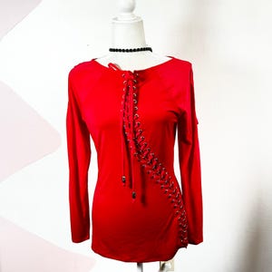 Top vintage Y2K de los 2000 con cordones, talla M, rojo, con ojales, manga larga, estilo emo alternativo.