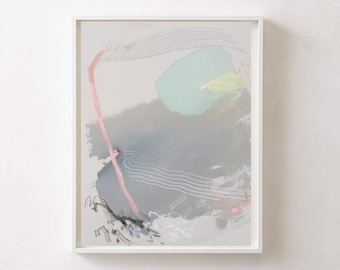 Op de afbeelding: Abstract schilderij met een lichtgrijze achtergrond, een roze lijn en een lichtgroene vorm. Het schilderij heeft een zachte, dromerige uitstraling.