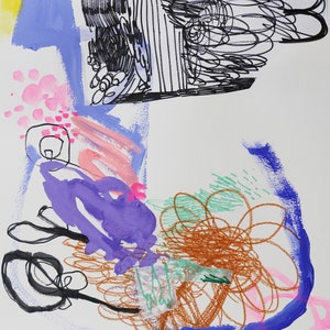 Op de afbeelding: Abstract schilderij met paarse, blauwe, roze, groene en bruine verf. Het schilderij bevat een verscheidenheid aan vormen en lijnen, waaronder cirkels, spiralen en krabbels.