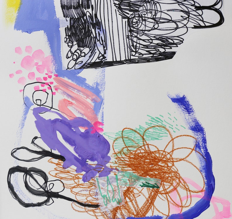 Op de afbeelding: Abstract schilderij met paarse, blauwe, roze, groene en bruine verf. Het schilderij bevat een verscheidenheid aan vormen en lijnen, waaronder cirkels, spiralen en krabbels.