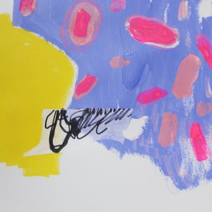Op de afbeelding: Abstract schilderij met een kleurenschema van geel, blauw, roze en wit. Het schilderij heeft een verscheidenheid aan vormen en texturen, waaronder cirkels, ovalen en lijnen.
