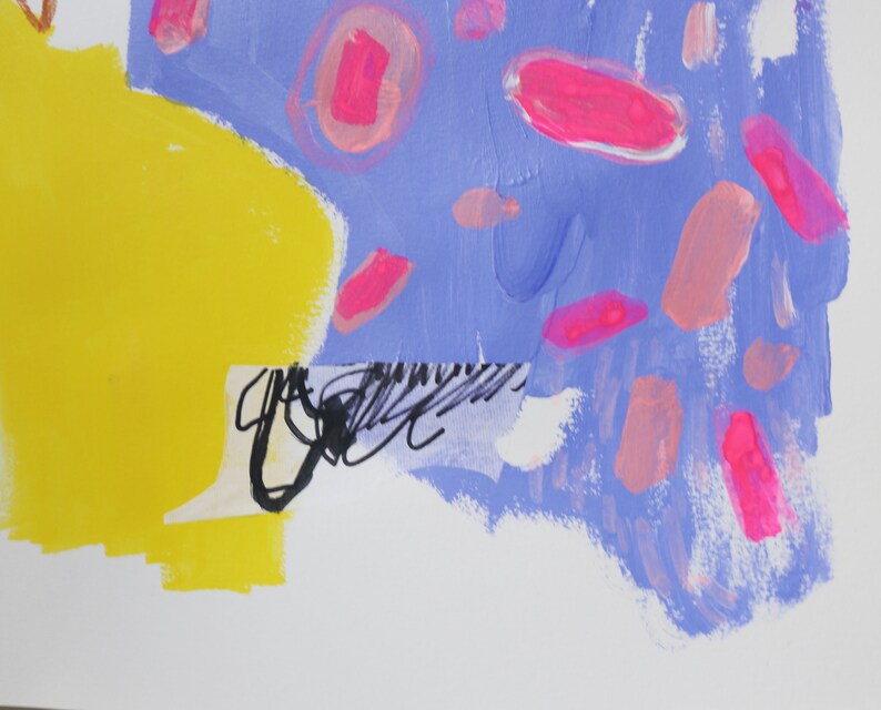 Op de afbeelding: Abstract schilderij met een kleurenschema van geel, blauw, roze en wit. Het schilderij heeft een verscheidenheid aan vormen en texturen, waaronder cirkels, ovalen en lijnen.