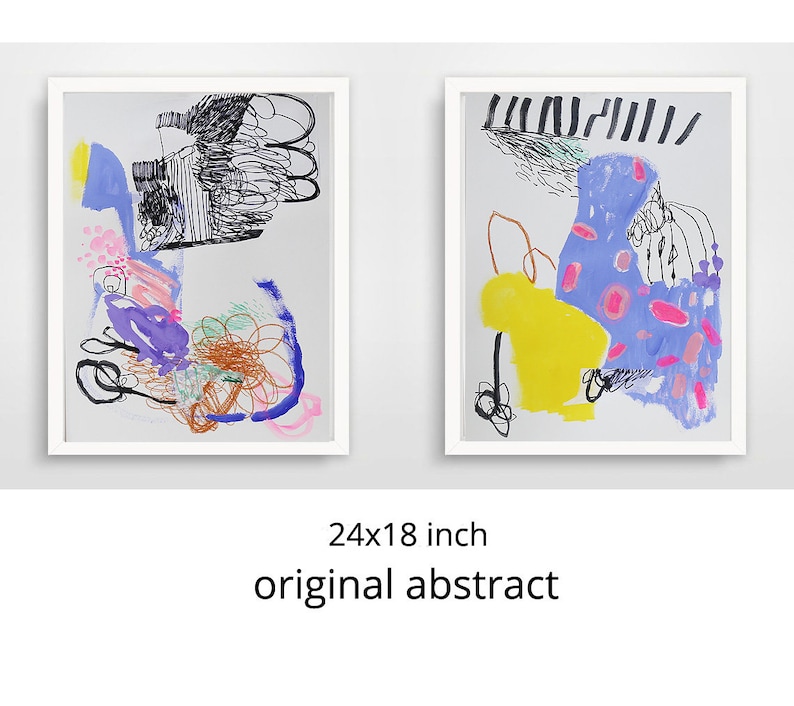 Op de afbeelding: Twee abstracte schilderijen in witte lijsten. Het schilderij aan de linkerkant heeft een mix van zwarte, blauwe, paarse, roze en gele verf. Het schilderij aan de rechterkant heeft een mix van zwarte, blauwe, gele, roze en witte verf. Beide schilderijen zijn 24x18 inch.