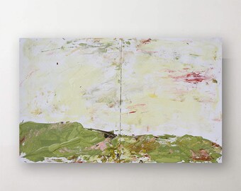 Op de afbeelding: Abstract schilderij op canvas met een gesplitste compositie. De bovenste helft is lichtgeel met witte en roze penseelstreken. De onderste helft is een groen landschap met hints van roze en bruin.