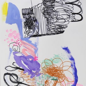 Op de afbeelding: Abstracte schilderkunst met een mix van kleuren, waaronder blauw, paars, roze, groen en bruin. Het schilderij bevat een verscheidenheid aan vormen en lijnen, waaronder cirkels, swirls en krabbels.