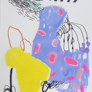 Op de afbeelding: Abstract schilderij met een geel, paars en roze kleurenschema. Het schilderij heeft een grote gele vorm, een paarse vorm met roze stippen en zwarte lijnen.