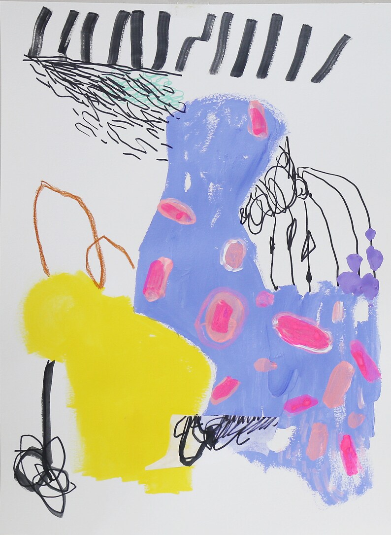 Op de afbeelding: Abstract schilderij met een geel, paars en roze kleurenschema. Het schilderij heeft een grote gele vorm, een paarse vorm met roze stippen en zwarte lijnen.