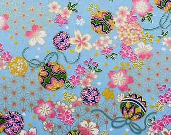 Papel japonés Yuzen Washi - Flores de cerezo rosa y adornos sobre azul - 15x15cm (6")