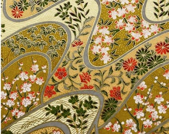 Puede incluir: Primer plano de un patrón floral decorativo con flores y follaje estilizados en tonos rojos, blancos y verdes sobre un fondo dorado y crema. El diseño tiene una disposición fluida y orgánica.