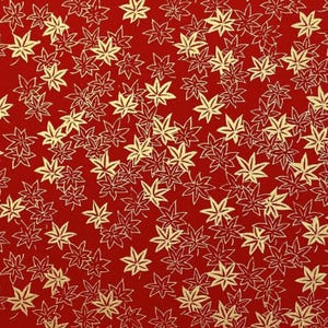 Papel washi japonés Yuzen Chiyogami (Y0749) – Hojas de arce doradas sobre fondo rojo