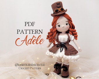 Puede incluir: Muñeca de ganchillo hecha a mano llamada Adele, vestida con un atuendo steampunk marrón con sombrero y botas a juego. La muñeca tiene el pelo rizado rojo y un vestido blanco. La imagen incluye el texto "PDF PATTERN Adele" y el nombre de la tienda Etsy.