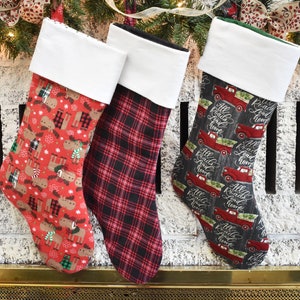 Rustikaler Weihnachtsstrumpf - personalisierte Bauernhausdekoration - traditionelles Feiertags-Flanell-Plaid - gestickter Name - Retro Buffalo-Plaid