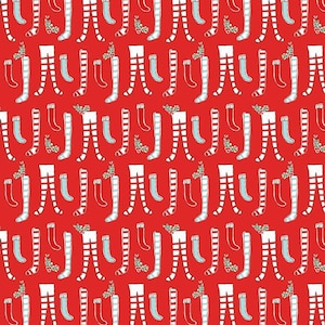 Pode incluir: Tecido vermelho com um padrão repetido de pernas brancas com meias listradas em vermelho e branco e meias azul claro. Algumas pernas têm um raminho de folhas verdes. Um design festivo.