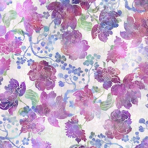 Può includere: Un tessuto con un motivo floreale con grandi fiori stilizzati nei toni del viola, rosa e blu. I fiori hanno contorni bianchi e sono posti su uno sfondo bianco sporco strutturato. Il design include piccoli accenti floreali blu e rami.