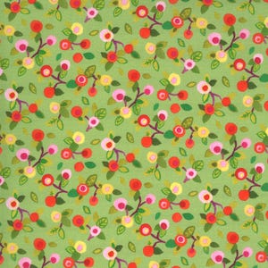 以下が含まれることがあります： 赤、ピンク、黄色の花が繰り返し描かれた緑色の生地。花はスタイリッシュでシンプルなデザインです。