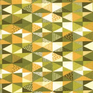 以下が含まれることがあります： 様々なテクスチャとパターンを持つ黄色、緑、白の三角形の繰り返しパターン。三角形は幾何学的なパターンで配置されています。