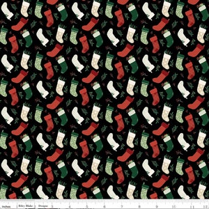 RARE - By The Continuous HALF YARD - Christmas Traditions van Dani Mogstad voor Riley Blake, #C9594 Tossed Stockings on Black, Sprigs, Berries