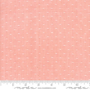 Sällsynt - Av den kontinuerliga halvmetern - Sugarcreek Silky WOVENS av Corey Yoder för Moda Fabrics, mönster #12230-14 Vita prickar på rodnande rosa