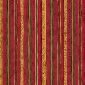 Op de afbeelding: Een herhalend patroon van verticale strepen in rood, goud en groen. De rode strepen hebben kleine stippellijnen. Gouden strepen met een herhalend wervelontwerp omlijsten het patroon. De groene strepen zijn dun.