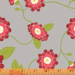 Por The HALF YARD - Wallflowers de Allison Harris de Cluck, Cluck Sew para Windham Fabrics, #37100-1 Red, Pink y White Zinnias on Light Gray