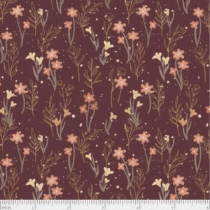 Op de afbeelding: Bordeaux stof met een bloemenpatroon. Het patroon bevat perzik- en crèmekleurige bloemen, gouden en grijze bladercontouren en witte spikkels. De tekst "DBLO 5214-CC" is zichtbaar. De stof heeft een herhalend patroon van bloemen en bladeren.