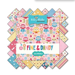 Pu&ograve; includere: Un set di 10 quadrati di tessuto con vari motivi che includono gufi, fiori e disegni geometrici. I quadrati di tessuto sono rosa, blu, giallo e bianco. I quadrati di tessuto sono etichettati "Fine & Dandy" e "Lori Whitlock".