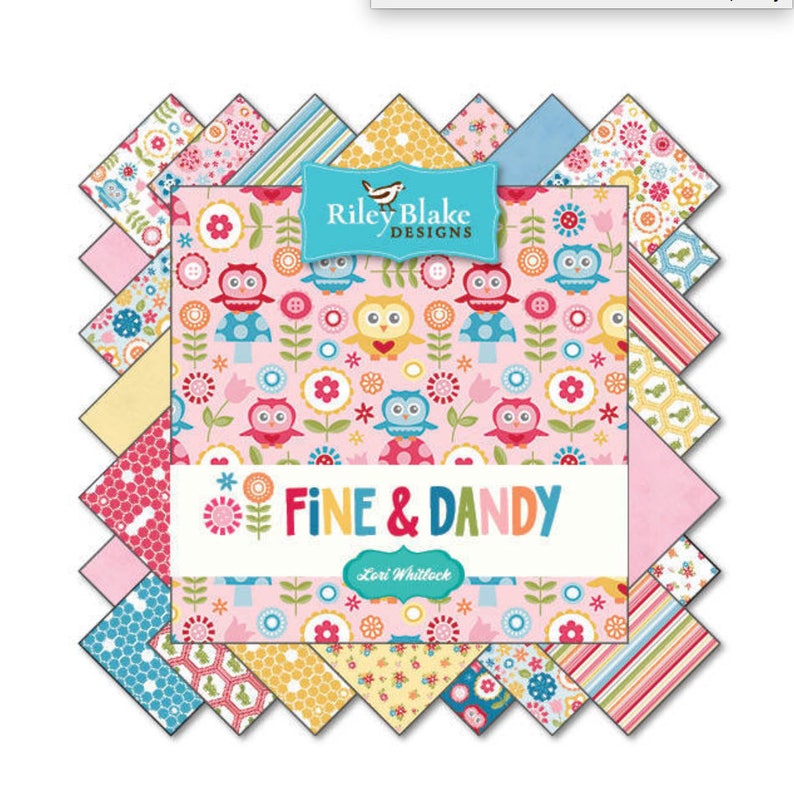 Pu&ograve; includere: Un set di 10 quadrati di tessuto con vari motivi che includono gufi, fiori e disegni geometrici. I quadrati di tessuto sono rosa, blu, giallo e bianco. I quadrati di tessuto sono etichettati "Fine & Dandy" e "Lori Whitlock".