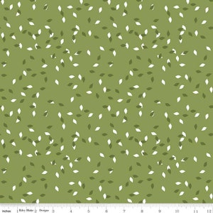 RARE - By The Continuous HALF YARD - Summer Blush van Sedef Imer voor Riley Blake, Pattern #C7445 Tossed White and Dark Green Leaves on Green