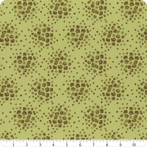 Può includere: Un tessuto verde con un motivo ripetitivo di gruppi di fiori marroni. Il tessuto ha una texture sottile.