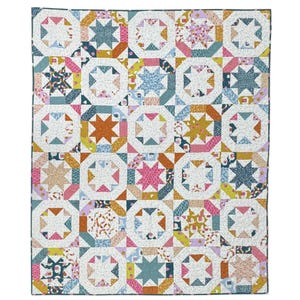 Puede incluir: Una colcha colorida con un patrón repetitivo de estrellas y octógonos. La colcha está hecha con una variedad de telas en tonos de azul, rosa, naranja, amarillo y blanco.