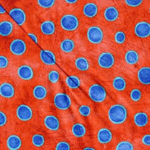 By The HALF YARD - Cool Cats da P&B Textiles, padrão #26576 Círculos irregulares azuis tonais em um vermelho tonal, pontos, liquidificador