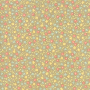 Op de afbeelding: Een beige stof met een herhalend patroon van kleine, lichtblauwe, gele en koraal bloemen.