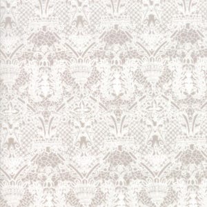 Könnte beinhalten: Weißer Spitzenstoff mit einem zarten Muster aus Blumen und Blättern auf einem hellbeigen Hintergrund.