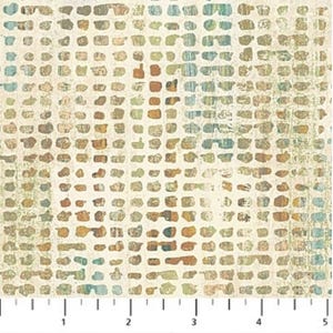 Op de afbeelding: Abstracte stof met een rasterpatroon van onregelmatige vormen in beige, bruin, groen en blauw. Het ontwerp heeft een getextureerde, verouderde uitstraling, met een liniaal langs de onderrand.
