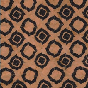 Puede incluir: Un patrón repetitivo de diseños circulares negros sobre un fondo naranja claro. El diseño está formado por cuatro círculos que están conectados entre sí.