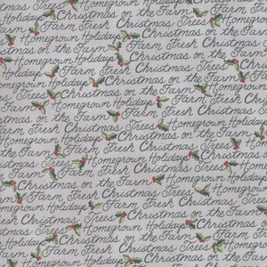 Puede incluir: Un patrón sin costuras con el texto "Christmas on the Farm", "Farm Fresh Christmas Trees" y "Homegrown Holidays" repetido en un esquema de color gris y blanco con pequeñas bayas rojas y hojas de acebo verdes.
