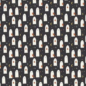 Puede incluir: Patrón repetido de fantasmas blancos sosteniendo bolsas de golosinas naranjas sobre un fondo gris oscuro. El diseño incluye medias lunas amarillas y pequeñas estrellas blancas, creando un tema de Halloween espeluznante.